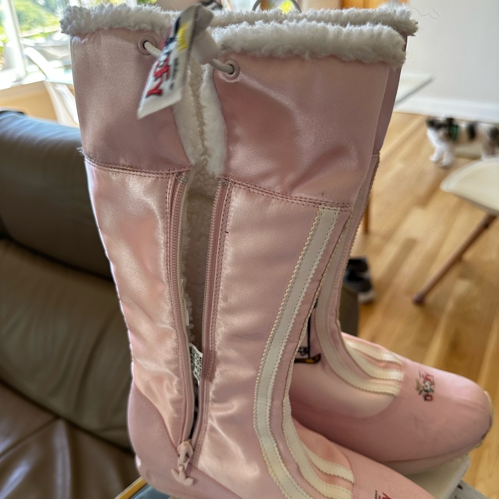 Size 5 1/2 snow boots with Goofy